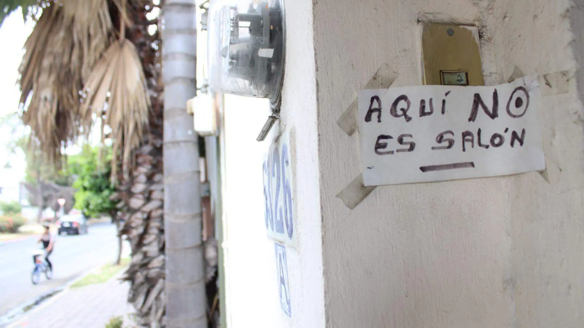 vecinos de san manuel están hartos de casa que opera como salón